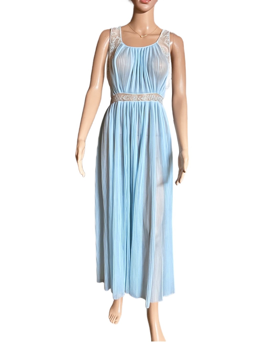 Rogers Run-Proof ~ Vtg ~ Medium ~ Blue W/ Floral Embroidery ~ Pleated Nightgown